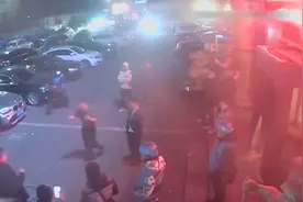 3分26秒｜烟台：醉酒男子酒吧门前“耍酒疯”先自扇耳光后打砸起落杆图片