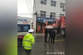 货车撞进民房，时隔一年还停在原地，网友：成地标了图片