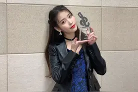 IU的Chocker不好驾驭？项链叠搭一样很美图片