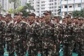 防城港支队新兵捧枪宣誓完成“专属成人礼”视频封面