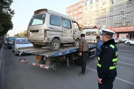 舞阳：严禁趴窝“僵尸车”乱停乱放，占用公用停车资源图片