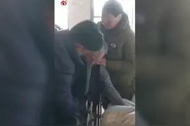 感动！湖南小伙凌晨工作白天照顾瘫痪继父，11年来不离不弃图片