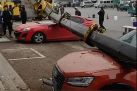 山东一吊车侧翻，三辆轿车“躺枪”被砸图片