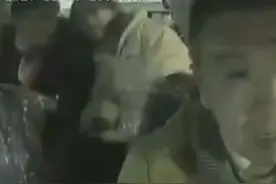 气愤！的哥捡到手机送还失主却被打，警方通报图片