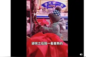 萌娃偷吃肉店香肠 网友：干饭人一秒都不能耽误图片
