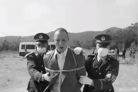 多次持枪抢劫商场银行，当街与警察对射，这个杀人恶魔被他撂倒了图片
