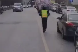 致敬！消防员出警遇堵交警奔跑开道图片