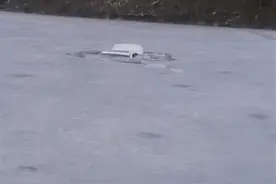 陕西一司机将车开到湖面溜冰，结果车掉入冰窟窿图片