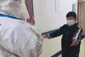 泪目！7岁娃隔门跳舞送给不能回家的护士妈妈图片