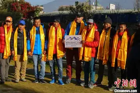 尼泊尔10名登山者成功登顶乔戈里峰 系人类首次冬季登顶该峰图片
