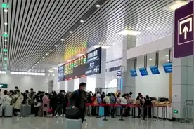 昆明火车站北广场投用，由疫情防控区等四大功能区组成