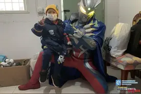 他终于和奥特曼见面了图片