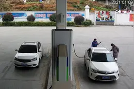 可怕！湖南一车主穿睡衣进加油站，车子瞬间起火图片