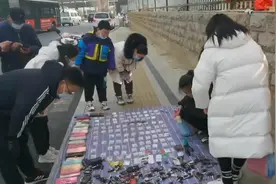 54秒｜街头摆摊！郑州驾驶员把一整年的失物摆在公交站，钥匙有100余串视频封面