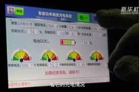 低温下的劳动者｜寒夜里的坚守：一个人的公交场站视频封面