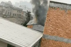 突发！福州仓山一民房起火，现场搬出数个“炸弹”图片