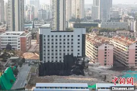 震撼！江西南昌一处老办公大楼整体爆破拆除图片