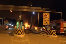 滁州一轿车在收费站突发自燃！火势迅速蔓延至岗亭......图片