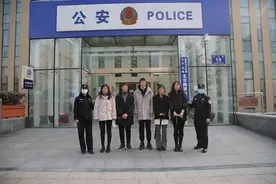 每人罚款500元！五人相约临沂阳光沙滩上放烟花被查图片
