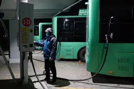 电动公交场站“守夜人”图片