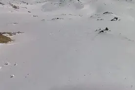 突发雪崩！美国一滑雪者拍下惊心动魄的逃命过程图片