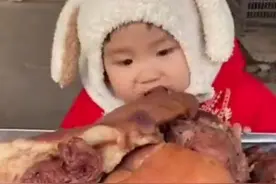 妈妈带2岁萌娃逛菜市场 一转身发现宝宝竟在啃猪头图片