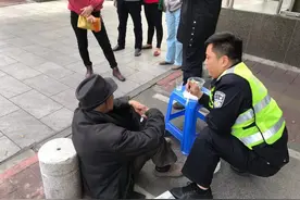 茂南交巡队员街头喂饭老大爷，原来是这样……图片
