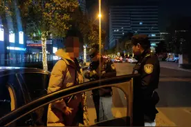 干得漂亮！长得像陆毅的杭州特警看一眼排气管，就查获网络歌手贩卖2000多瓶笑气图片