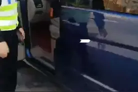 路边摄｜超员驾驶还强行冲卡？交警迅速拦截！扣分罚款逃不掉图片