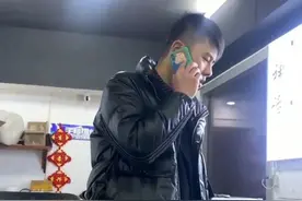 捡到手机后去刷机？店老板怒斥：“做回好人吧”图片