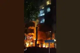 广州番禺一小区电动车自燃，楼上住户端水盆向下泼水灭火图片