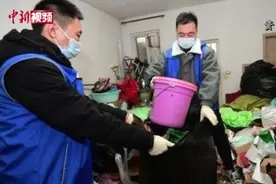 武汉一女子攒垃圾成瘾 心理学家：可能患有囤积障碍视频封面