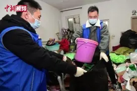 武汉一女子攒垃圾成瘾 心理学家：可能患有囤积障碍视频封面