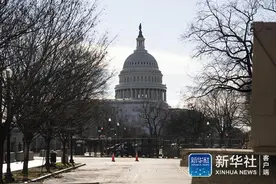 美国国会大厦因附近火灾被临时封锁图片