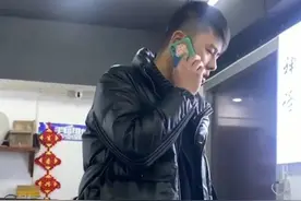 捡到手机后去刷机？店老板怒斥：“做回好人吧”图片