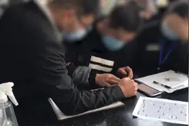 男子质疑机场办信用卡影响防疫，银行：未违规，保留追偿权利视频封面