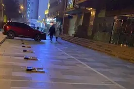 西安南二环一停车场安装地锁常致交通拥堵 碑林城管：已拆图片