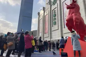 徐家汇商圈冲天红牛瞬间成最红打卡点图片