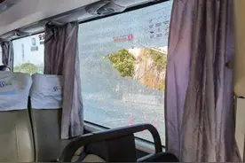 好险！半挂车上钢化玻璃突然爆裂，旁边客车玻璃被击穿图片