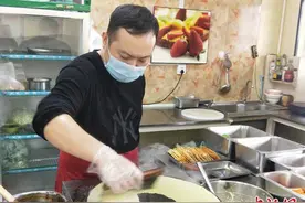 甘肃小伙新疆创业当老板 煎饼摊开致富路图片