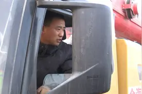 莱阳吊车司机连夜支援栖霞事故救援现场 心愿：想看到被困矿工安全升井，挨个抱一下图片