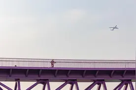 走进重大项目丨来粉紫色的“飘带桥”上看飞机！成都锦城公园江安桥预计春节前后亮相图片