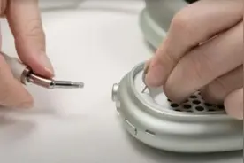 小技巧：可用SIM取卡针轻松拆卸AirPods Max头梁图片