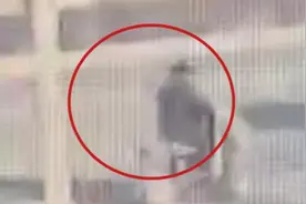 爷爷骑电动车接娃把人颠掉没察觉，路人连追带喊也不回头视频封面