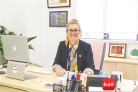 外国人看海南 | 海口哈罗学校副校长乔·埃文斯带着儿女来琼工作：见证自贸港速度 享受生态岛生活图片
