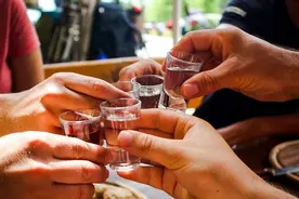 抢白酒的年轻人，为啥不爱喝白酒？图片
