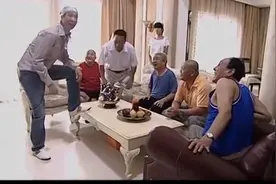 杨光的快乐生活：条子请胡同邻居去别墅吃饭，阵仗搞的真大！视频封面