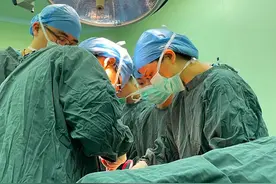 女子挺着大肚就医，医生一查：没怀孕，但子宫里有180多个……图片