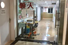 “一对一”培训房间狭小，教师上课不戴口罩 多家培训机构被要求整改图片