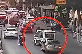 文山一女童摔倒昏迷，辅警连闯7红灯送医视频封面